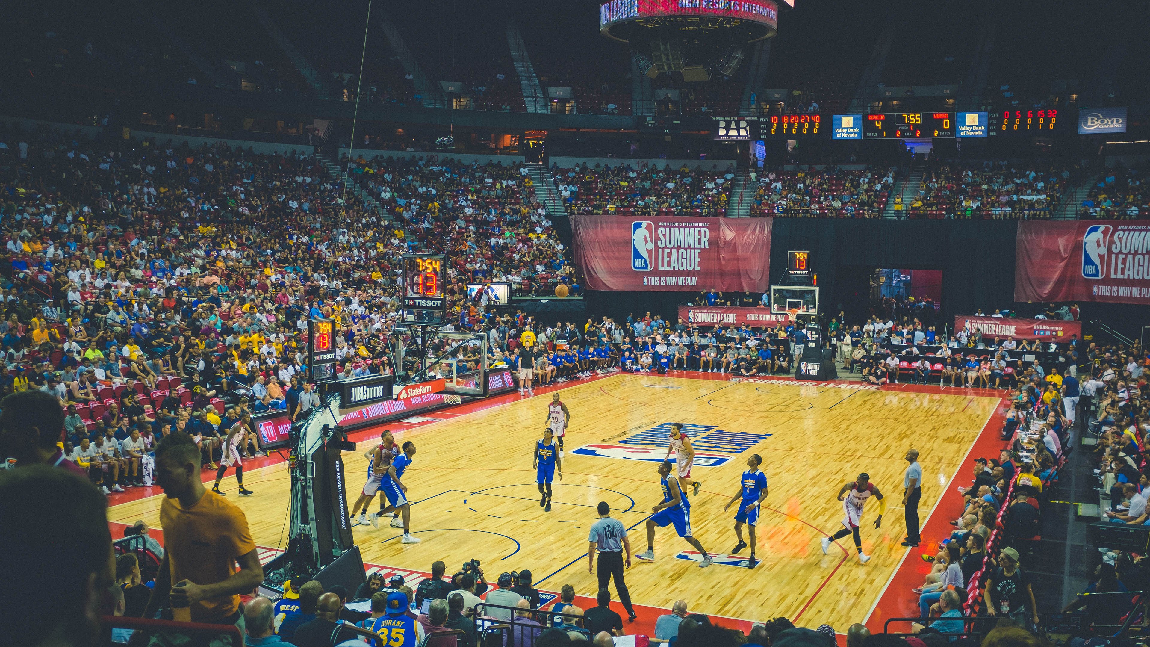 “听障青少年足球计划启动赛” 场边用旗语与灯光指令